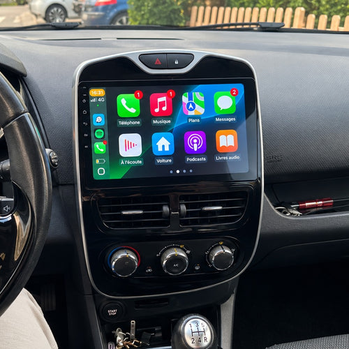 Autoradio CarPlay monté dans une Renault Clio 4 phase 2, photo réelle, CarPlay affiché à l'écran