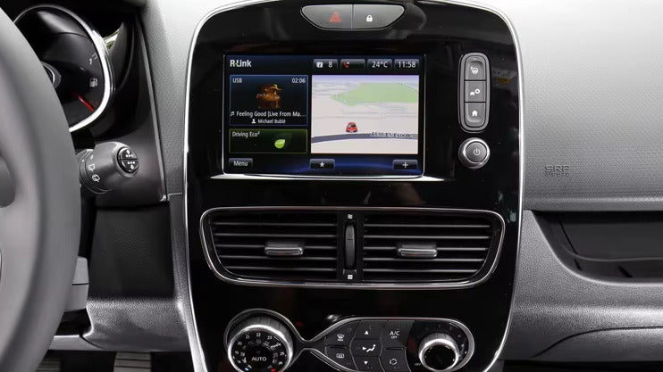 Avant : tableau de bord d’une Renault Clio 4 avec son écran d’origine (ici un R-Link)